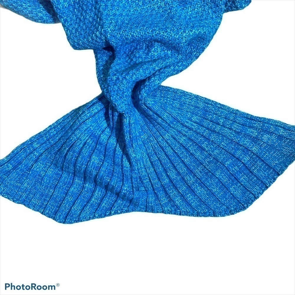 NWOT Knitted Mermaid Tail blanket blue two tone - Picture 3 of 7